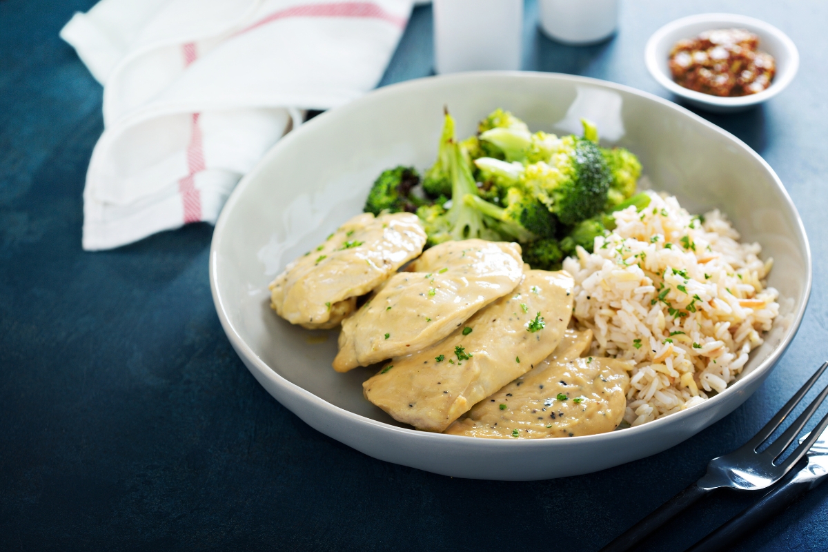 Chicken breast with brown rice and broccoli